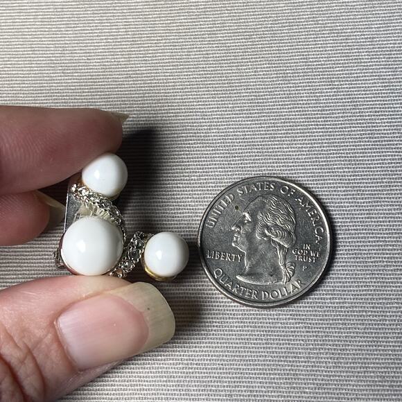 Signed Vintage MARVELLA White Stone with Rhinestones Clip On Earrings - Picture 3 of 4